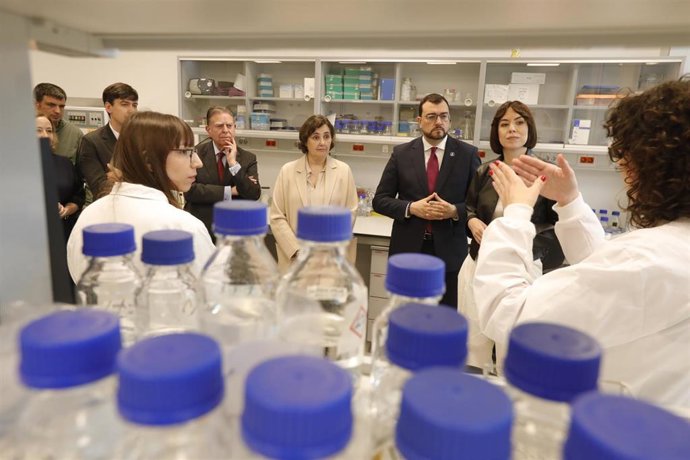 La ministra de Ciencia, Innovación y Universidades, Diana Morant (1d),  el presidente del Principado de Asturias, Adrián Barbón (2d), durante la inauguración de  la nueva sede del Instituto de Productos Lácteos (IPLA), a 15 de mayo de 2025, en Oviedo, Ast