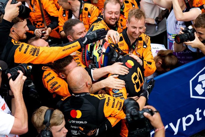 El piloto australiano de F1 Oscar Piastri (McLaren) celebra la victoria en el GP de Miami 2025. 