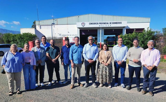 Alcaldes y alcaldesas de Fuente de Piedra, Cuevas Bajas, Mollina, Alameda y Humilladero junto a diputados provinciales del PSOE y de Con Málaga junto al retén de bomberos de Antequera.