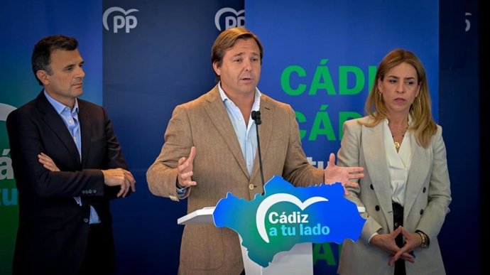 El secretario general del PP de Andalucía, Antonio Repullo, en una intervención a medios en Cádiz, junto al presidente provincial del partido, Bruno García.