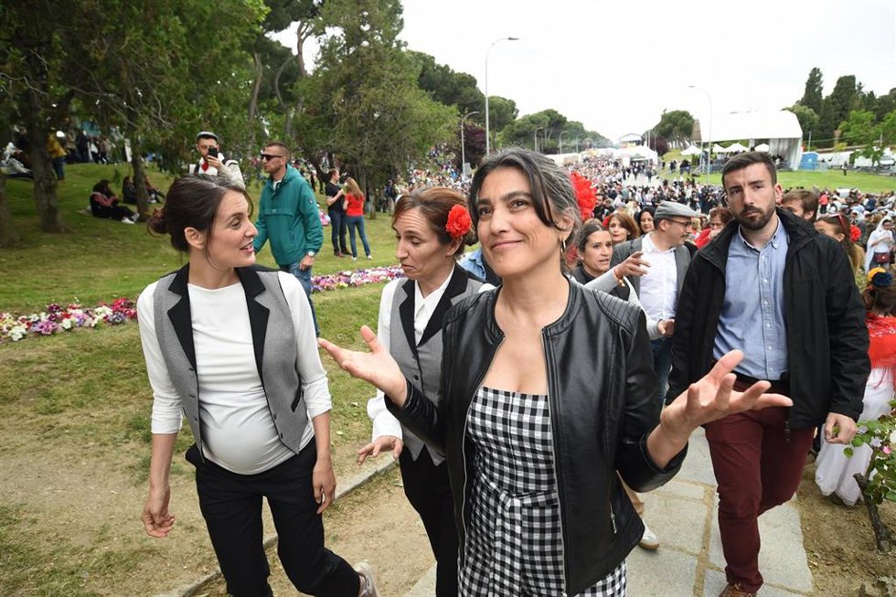 (I-D) La portavoz de Más Madrid en el Ayuntamiento de Madrid, Rita Maestre; la ministra de Sanidad, Mónica García, y la portavoz de Más Madrid en la Asamblea, Manuela Bergerot, en la pradera de San Isidro, a 15 de mayo de 2025, en Madrid (España). La ci