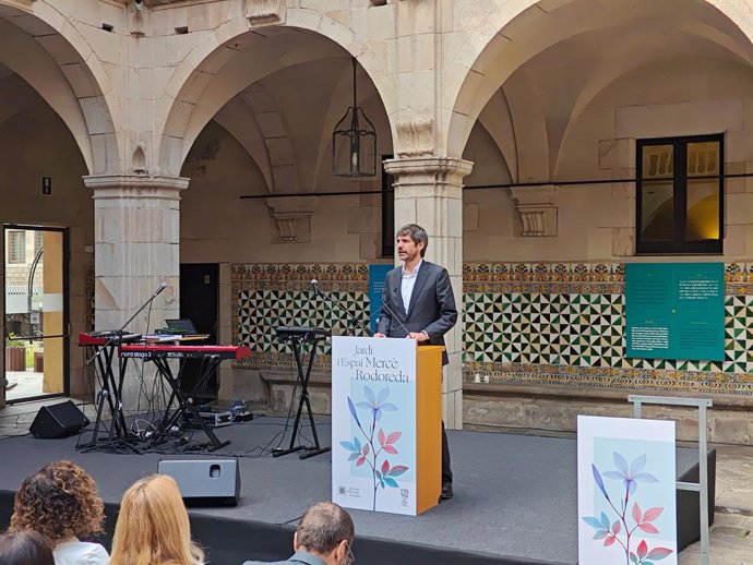 Ernest Urtasun durant l'acte a la seu de l'IEC