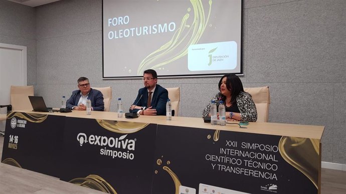 Francisco Javier Lozano (centro)  junto a Manuel Romero y Lola Amo durante la presentación