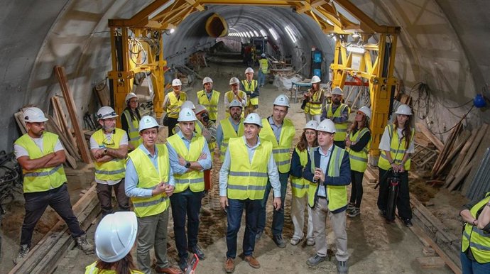 El delegado del Gobierno en Andalucía, Pedro Fernández, junto al subdelegado del Gobierno en Almería, José María Martín, autoridades y técnicos, durante la visita a las obras del túnel de Viator (Almería).