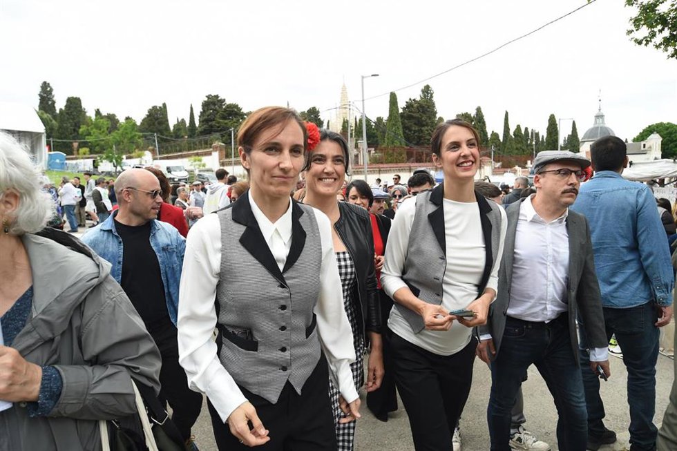 (I-D) La ministra de Sanidad, Mónica García; la portavoz de Más Madrid en la Asamblea, Manuela Bergerot, y la portavoz de Más Madrid en el Ayuntamiento de Madrid, Rita Maestre, en la pradera de San Isidro, a 15 de mayo de 2025, en Madrid (España). La ci