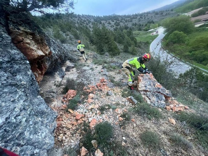 Los bomberos intervienen para retirar la roca.