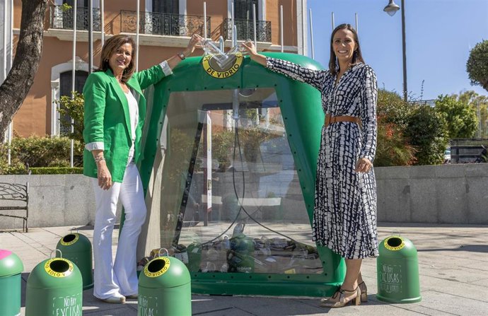 Contenedor transparente de reciclaje de vidrio.