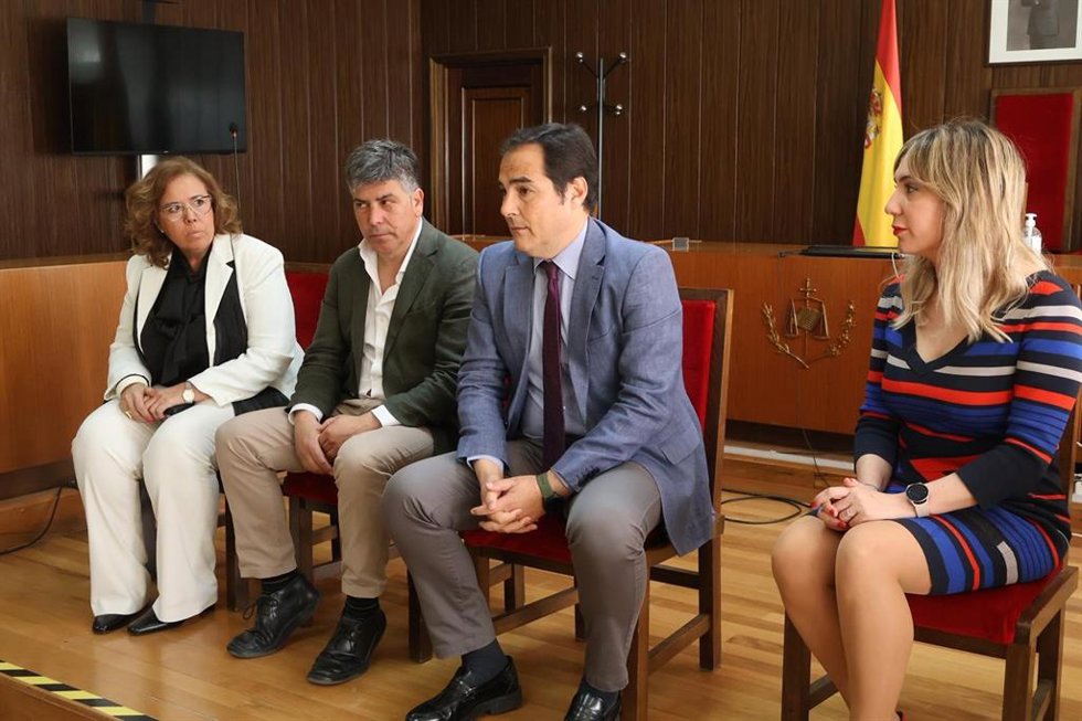 Nieto (2 dcha.), durante su visita a los juzgados Montilla.