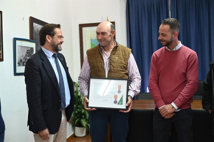 El delegado del Gobierno andaluz en Granada, Antonio Granados, el pastor Alfonso Jiménez Fernández, y el alcalde de Trevélez, Adrián Gallegos, de izquierda a derecha en la imagen