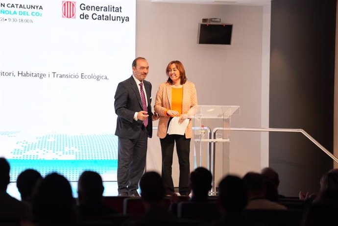 La consellera de Territori, Habitatge i Transició Ecològica, Sílvia Paneque, i el president de PTECO2, Pedro Mora