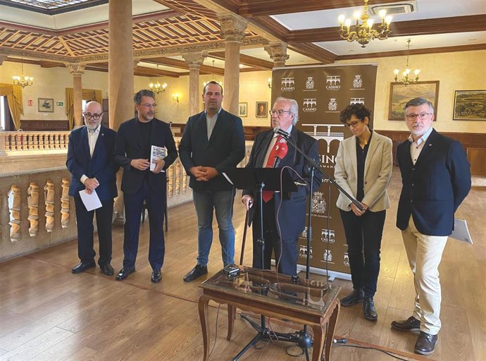 Presentación de la exposición 'Lienzos de luz y sombre' en el Casino de Salamanca.