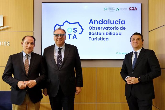 El consejero de Turismo y Andalucía Exterior, Arturo Bernal; el presidente de la FAMP y alcalde de Córdoba, José María Bellido, y el presidente de la CEA, Javier González de Lara.