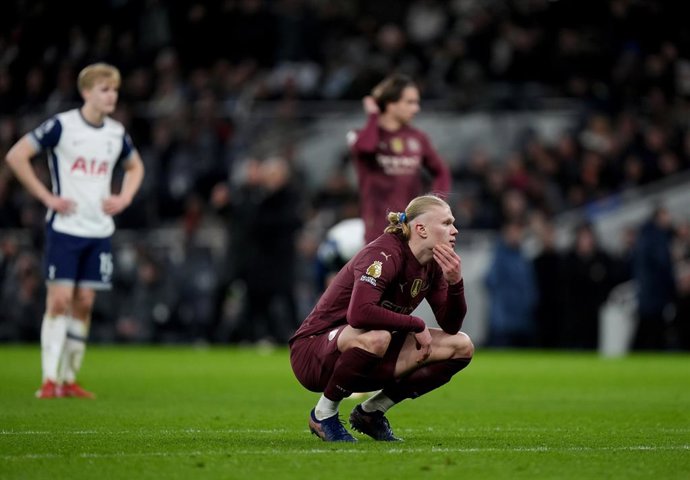 Archivo - Arquivo - 26 de fevereiro de 2025, Reino Unido, Londres: Erling Haaland, do Manchester City, aguarda uma decisão do VAR para ver se seu gol será anulado durante a partida de futebol da Premier League inglesa entre Tottenham Hotspur e Manchester 