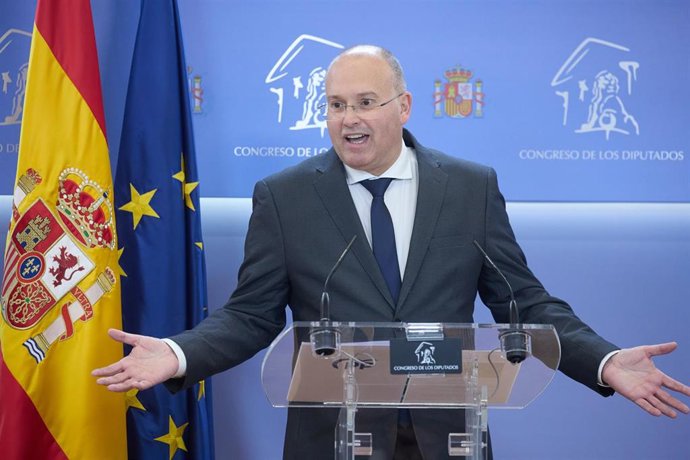 El portavoz del PP en el Congreso, Miguel Tellado, durante una rueda de prensa anterior a la Junta de Portavoces, en el Congreso de los Diputados, a 6 de mayo de 2025, en Madrid (España).