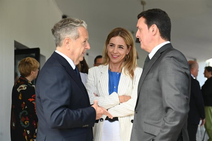 La presidenta de la Diputación de Cádiz, Almudena Martínez del Junco (c), en un Desayuno coloquio sobre el 'Presente y futuro de la gestión del agua en Andalucía. 