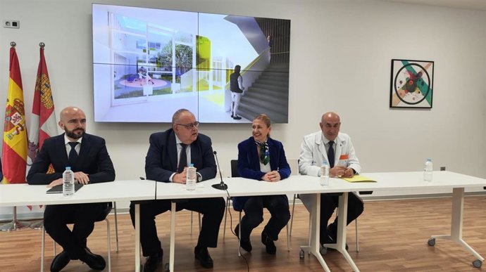 El consejero de Sanidad (segundo por la izquierda) avanza las inversiones sanitarias de la Junta en Soria