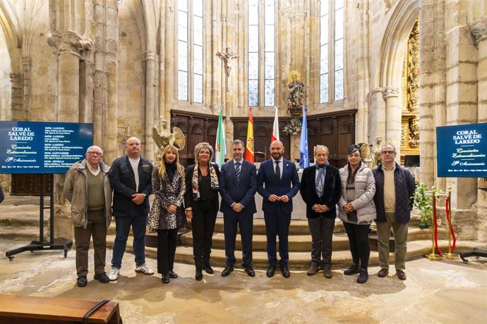 El consejero de Cultura, Turismo y Deporte, Luis Martínez Abad, asiste a la celebración del 50 aniversario de la Coral Salvé en la Iglesia de Santa María de la  Asunción de Laredo.