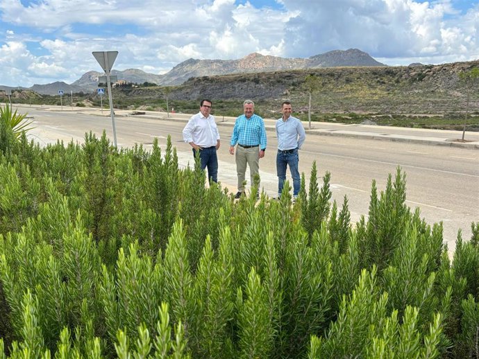 El diputado provincial de Fomento de Almería, Antonio Jesús Rodríguez, junto al alcalde de Pulpí, Juan Pedro García, durante la visita a la plantación de ejemplares del Plan Savia en San Juan de los Terreros.