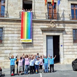 Delegación del Gobierno despliega la bandera LGTBI por el Día contra la LGTBIfobia