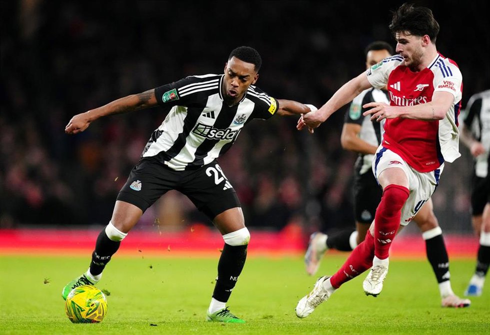Archivo - 07 January 2025, United Kingdom, London: Newcastle United's Joe Willock (L) and Arsenal's Declan Rice battle for the ball during the English Carabao Cup semi-final first leg soccer match between Arsenal and Newcastle United at the Emirates Sta