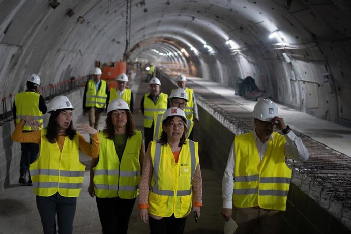 La consellera Sílvia Paneque (2d) y la teniente de alcalde Laia Bonet (2i) visitan las obras de la futura estación de Plaça de Maragall de la L9 del Metro.