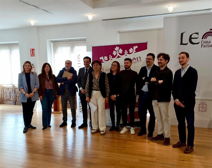La concejala del área, Elena Aguado (quinta por la izquierda), con representantes de Casa Botines, el Museo Catedralicio-Diocesano, Sierra Pambley, el Liceo Egipcio, el Museo de la Emigración Leonesa y el Museo de León