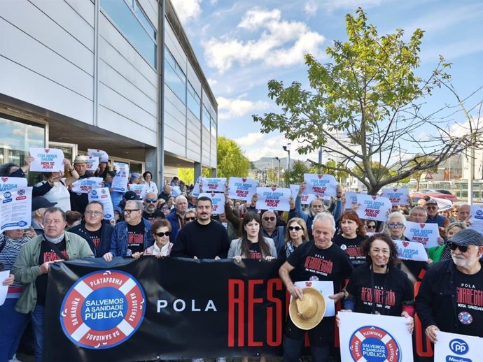 Centos de persoas protestan no centro de saúde de Viveiro (Lugo) contra a falta de médicos convocadas pola Plataforma Sanitaria dá Mariña.