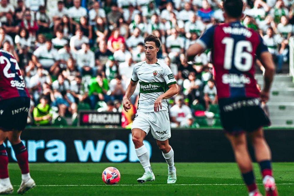 Partido entre el Elche y el Levante en el Martínez Valero.