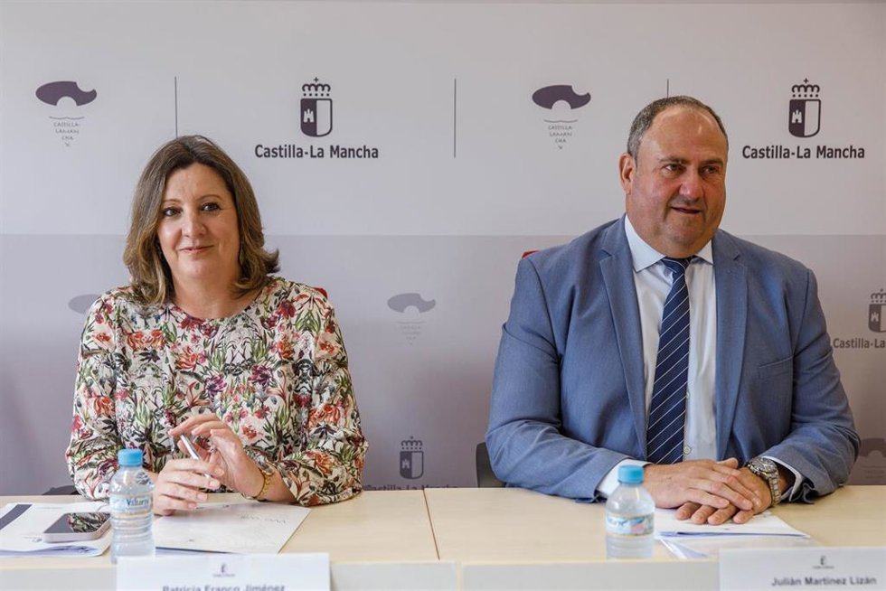 La consejera de Economía, Empresas y Empleo, Patricia Franco, y el consejero de Agricultura, Ganadería y Desarrollo Rural, Julián Martínez Lizán, en la reunión constitutiva del Observatorio Regional de Impacto de los Aranceles.