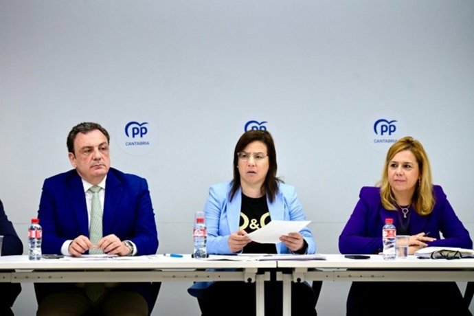 La portavoz de Interior del Grupo Popular en el Congreso, Ana Vázquez, junto a Félix de las Cuevas y Elena Castillo