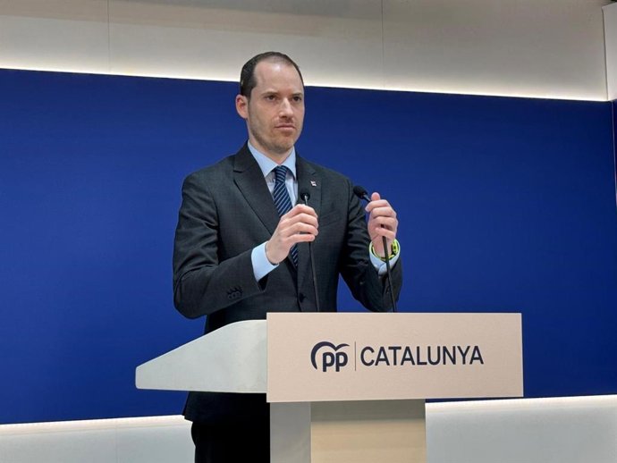 Archivo - El portavoz del PP en el Parlament, Juan Fernández, en rueda de prensa este lunes