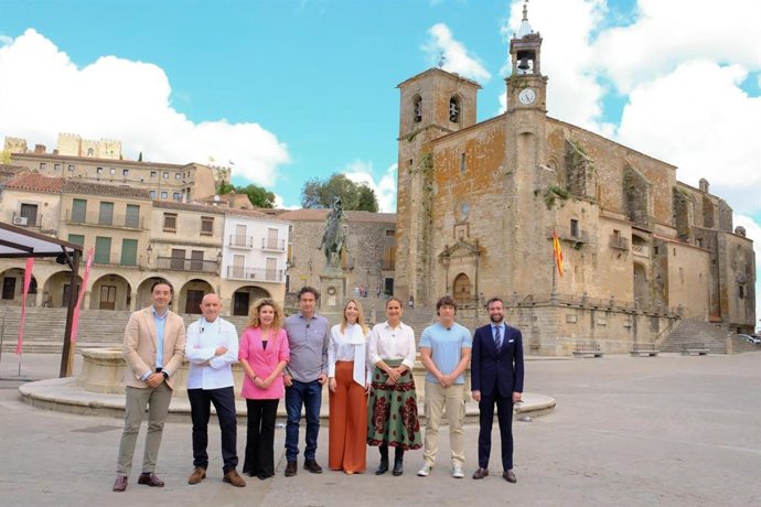 La presidenta de la Junta, María Guardiola, con el equipo de Masterchef