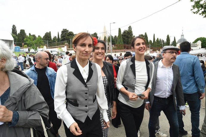 (I-D) La ministra de Sanidad, Mónica García; la portavoz de Más Madrid en la Asamblea, Manuela Bergerot, y la portavoz de Más Madrid en el Ayuntamiento de Madrid, Rita Maestre, en la pradera de San Isidro, a 15 de mayo de 2025, en Madrid (España).