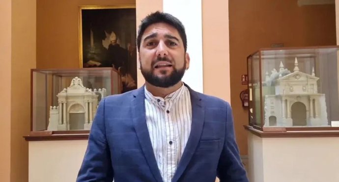 Archivo - El concejal de IU, Ismael Sánchez, en el Ayuntamiento hispalense.