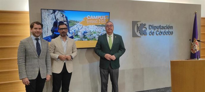 El delegado de Desarrollo Económico, Promoción y Empleo de Diputación, Félix Romero; el vicerrector de Formación Continua, Empleabilidad y Emprendimiento de la UCO y presidente de Fundecor, Antonio J. Arenas, y el alcalde de Cabra, Fernando Priego.