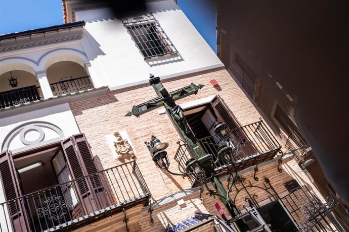 La escultura del Cristo de los Faroles vuelve a la plaza de San Juan de Dios de Málaga tras ser restaurada.