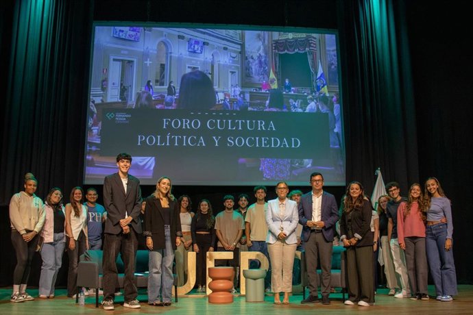 El consejero de Obras Públicas, Vivienda y Movilidad del Gobierno de Canarias, Pablo Rodríguez, durante la entrevista que le realizaron los alumnos de la Universidad Fernando Pessoa Canarias este jueves, 15 de mayo de 2025.