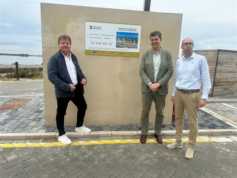 El conseller de Turismo, Cultura y Deportes, Jaume Bauz,  y el presidente del Consell de Formentera, Óscar Portas, visitan las obras del núcleo urbano de Sa Roqueta.