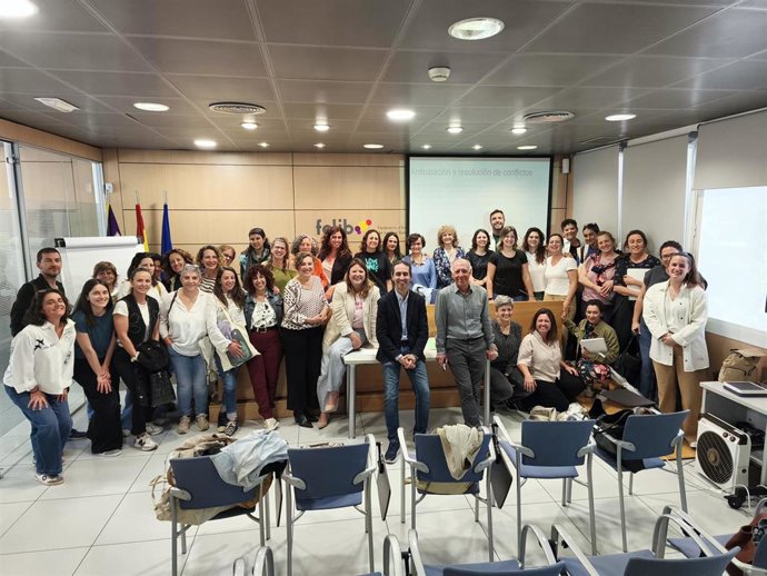 El conseller insular de Bienestar Social, Guillermo Sánchez, con personal del IMAS.