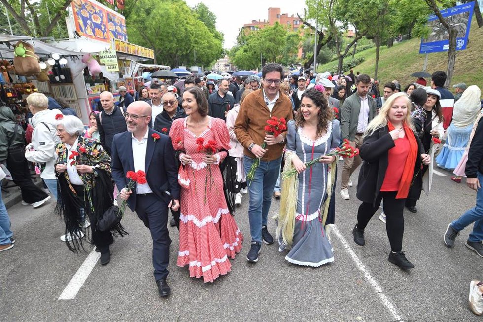 El delegado del Gobierno en Madrid, Francisco Martín (2i); la portavoz del PSOE en el Ayuntamiento de Madrid, Reyes Maroto (3i), y el secretario general del PSOE de Madrid, Óscar López (3d), en la pradera de San Isidro, a 15 de mayo de 2025, en Madrid (