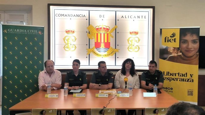 Presentación de la carrera solidaria en la Comandancia de la Guardia Civil de Alicante, el jueves 15 de mayo