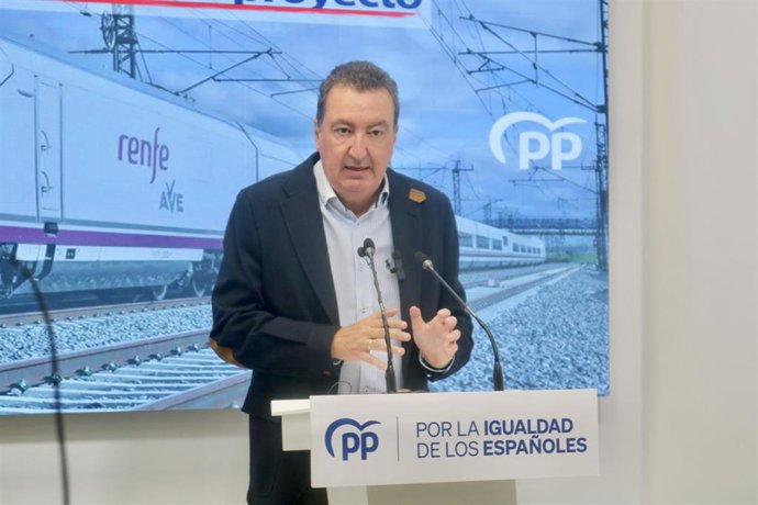 El presidente del PP de Huelva, Manuel Andrés González, este jueves en rueda de prensa.