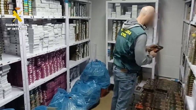 Operación de la Guardia Civil en un polígono industrial de Ogíjares