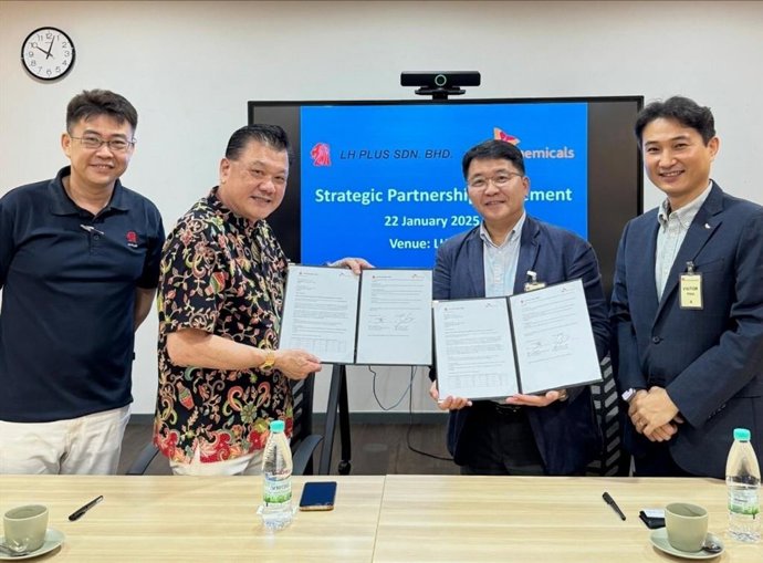 Kim Eung-Soo (third from left), Head of Green Materials Business Division at SK chemicals, and Callum Chen (second from left), CEO of LH Plus, pose for a commemorative photo after signing the agreement at LH Plus headquarters in Malaysia.