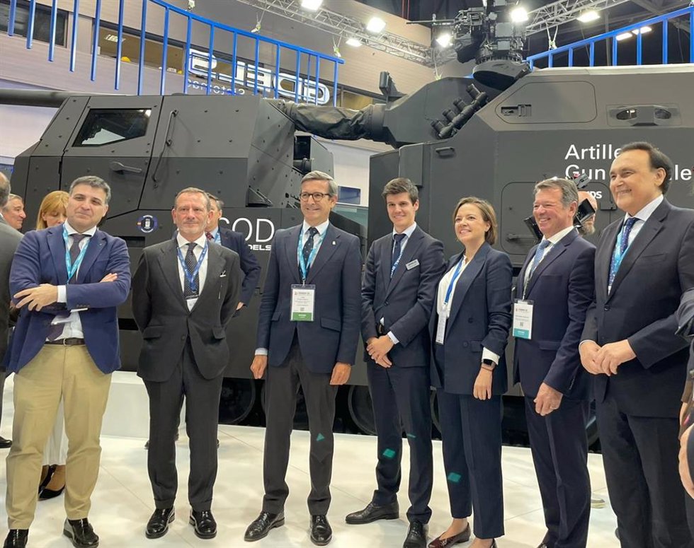 Los consejeros de Universidad, Investigación e Innovación, José Carlos Gómez Villamandos, e Industria, Energía y Minas, Jorge Paradela, junto al director general de Andalucía Trade, Antonio Castro, en Feindef (Madrid).
