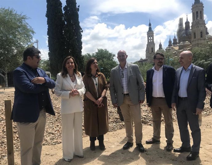 La alcaldesa de Zaragoza, en el parque de Macanaz, durante a presentación del Festival Internacional de la Garnacha