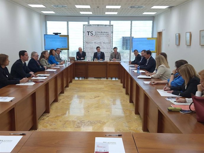 El presidente del TSJMU, el secretario de Gobierno y el magistrado decano de Murcia reciben a ambas delegaciones en la Ciudad de la Justicia