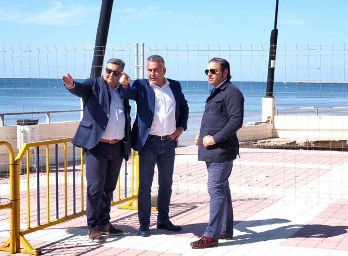 El alcalde de Isla Cristina, Jenaro Orta (en el centro de la imagen) en la visita el pasado lunes al paseo marítimo de la Playa Central del delegado de la Junta en Huelva, José Manuel Correa, y el delegado de Medio Ambiente, Pedro Yórquez.