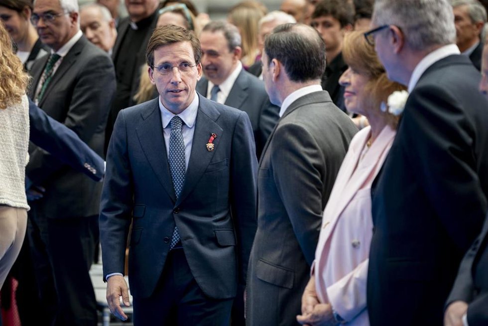 El alcalde de Madrid, José Luis Martínez-Almeida, durante el acto de entrega de las Medallas de Honor con motivo de la festividad de San Isidro, en la Galería de Cristal del Palacio de Cibeles, a 15 de mayo de 2025, en Madrid (España).