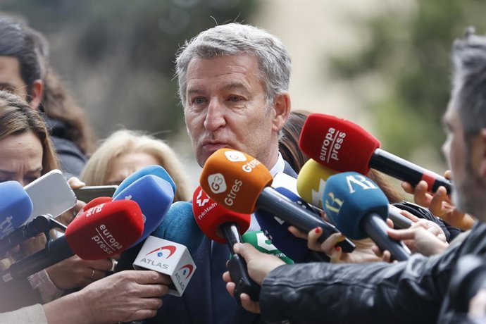O presidente do PP, Alberto Núñez Feijóo, deixa a Nunciatura Apostólica após assinar um livro de condolências pela morte do Papa Francisco I, em 22 de abril de 2025, em Madri (Espanha). O Papa Francisco faleceu ontem, 21 de abril, em